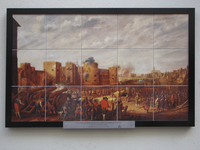 906086 Afbeelding van het tegelplateau met een replica van het schilderij van Joost Cornelisz. Droochsloot, 'Het beleg ...